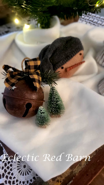 Picket Fence as a Christmas Centerpiece. Share NOW. #centerpiece, #Christmas decor, #Decoratiing, #eclecticredbarn, #holiday decor